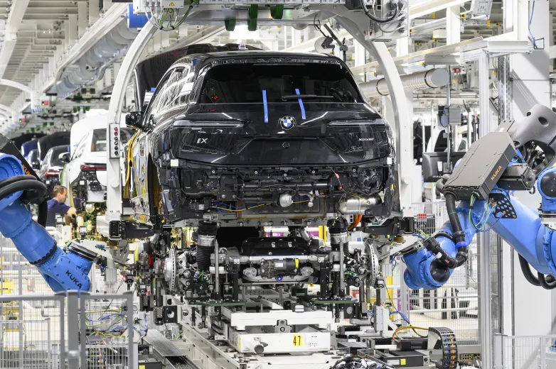 BMW iX (Model update of the BMW iX celebrates production start in Dingolfing +++ Electric SAV with up to 701 kilometers of range, more power and enhanced sportiness )