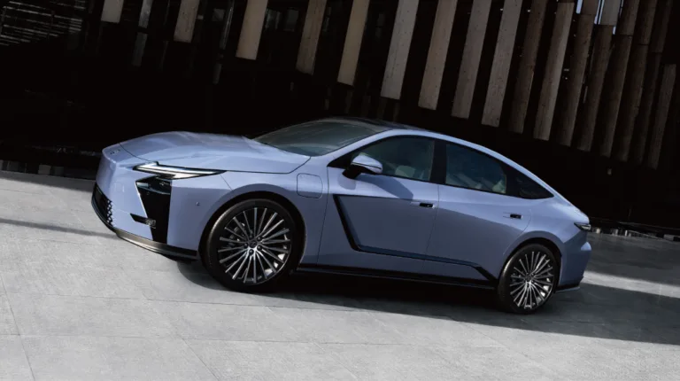 렉서스 ES 2025 상하이 모터쇼 최초 공개(LEXUSは、4月23日（水）～5月2日（金）に開催の上海モーターショー＊1で、新型「ES」を世界初公開しました。日本での発売は、2026年春頃を予定しています。)