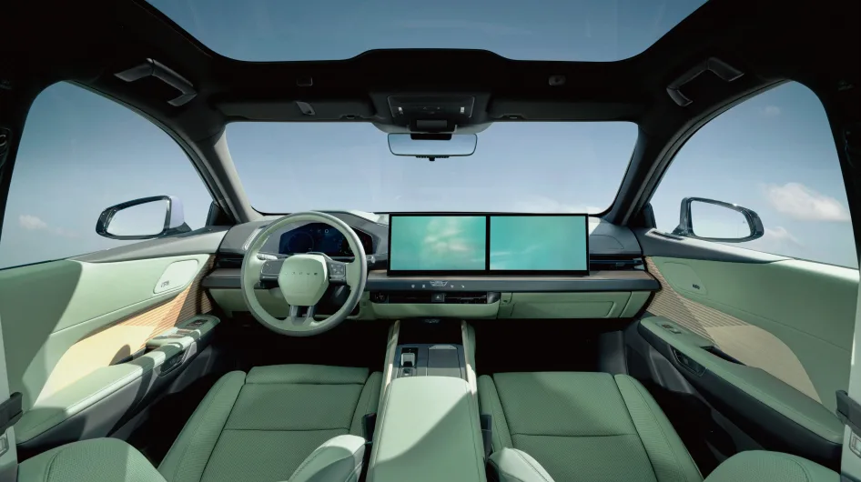 렉서스 ES 2025 상하이 모터쇼 최초 공개(LEXUSは、4月23日（水）～5月2日（金）に開催の上海モーターショー＊1で、新型「ES」を世界初公開しました。日本での発売は、2026年春頃を予定しています。)