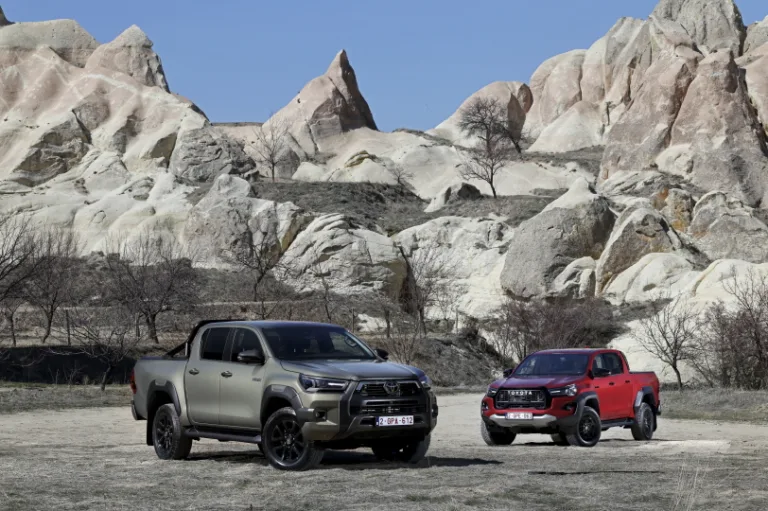 토요타 하이럭스(The legend grows: introducing the Toyota Hilux Hybrid 48v and GR SPORT II)