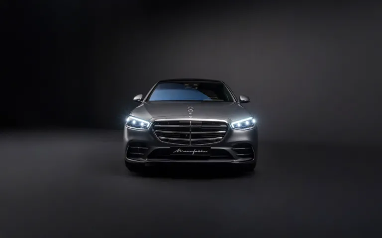 메르세데스-벤츠 S-클래스 마누팍투어, 드라이브 파일럿, MBUX 업데이트(Mercedes-Benz S 450 d 4MATIC Limousine lang(Kraftstoffverbrauch kombiniert: 7,1–6,2 l/100 km, CO₂-Emissionen kombiniert: 186–163 g/km, CO₂-Klasse: G–F) Exterieurfarbe: MANUFAKTUR selenitgrau magnoInterieur: MANUFAKTUR mysticrot;Mercedes-Benz S 450 d 4MATIC Limousine lang(Kraftstoffverbrauch kombiniert: 7,1–6,2 l/100 km, CO₂-Emissionen kombiniert: 186–163 g/km, CO₂-Klasse: G–F)* Mercedes-Benz S 450 d 4MATIC Sedan Long (Fuel consumption combined: 7.1–6.2 l/100 km; CO₂ emissions combined: 186–163 g/km; CO₂ class: G–F) Exterior colour: MANUFAKTUR selenite grey magnoInterior: MANUFAKTUR mystic red;Mercedes-Benz S 450 d 4MATIC Sedan Long (Fuel consumption combined: 7.1–6.2 l/100 km; CO₂ emissions combined: 186–163 g/km; CO₂ class: G–F)*)