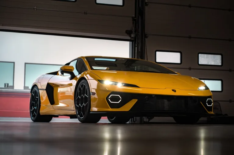 람보르기니 테메라리오(Andrea Caldarelli pushes the new Lamborghini Temerario to the limit)