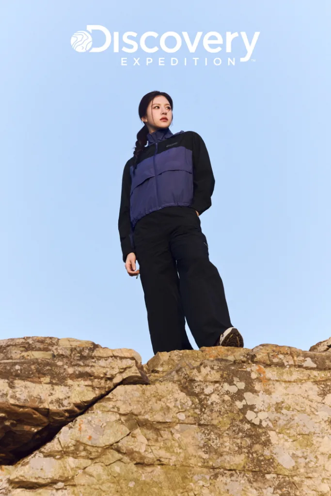 "바람막이도 못 막는 고윤정의 자태" 25SS 디스커버리 '베르텍스' 화보 1 디스커버리 베라텍스 바람막이 고윤정 화보