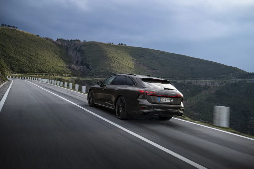 아우디 A6 아반트 (Connected development: the Audi A6 Avant as the perfect travel companion)