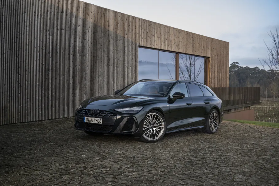 아우디 A6 아반트 (Connected development: the Audi A6 Avant as the perfect travel companion)