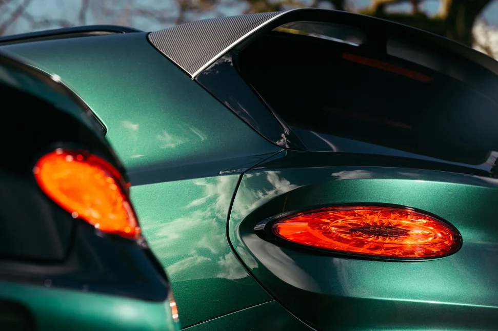 벤틀리 벤테이가 에이펙스 에디션(Bentley collector takes delivery of bespoke Le Mans Bentayga to complete a unique stable)