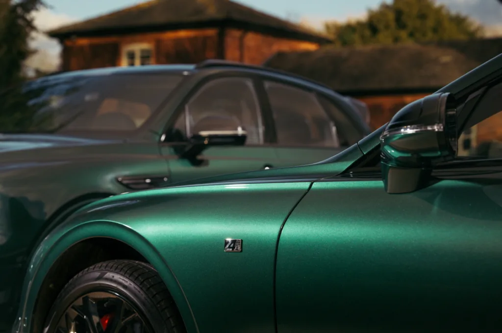 벤틀리 벤테이가 에이펙스 에디션(Bentley collector takes delivery of bespoke Le Mans Bentayga to complete a unique stable)