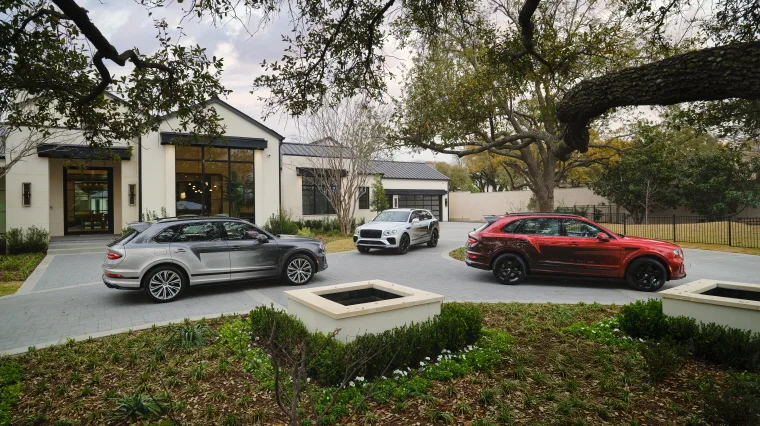 벤틀리 벤테이가 (The Victoris Bentaygas: new paint technology creates unique cars for charity)