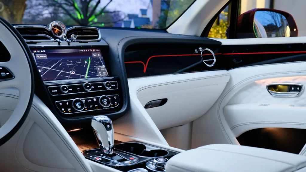 벤틀리 벤테이가 (The Victoris Bentaygas: new paint technology creates unique cars for charity)