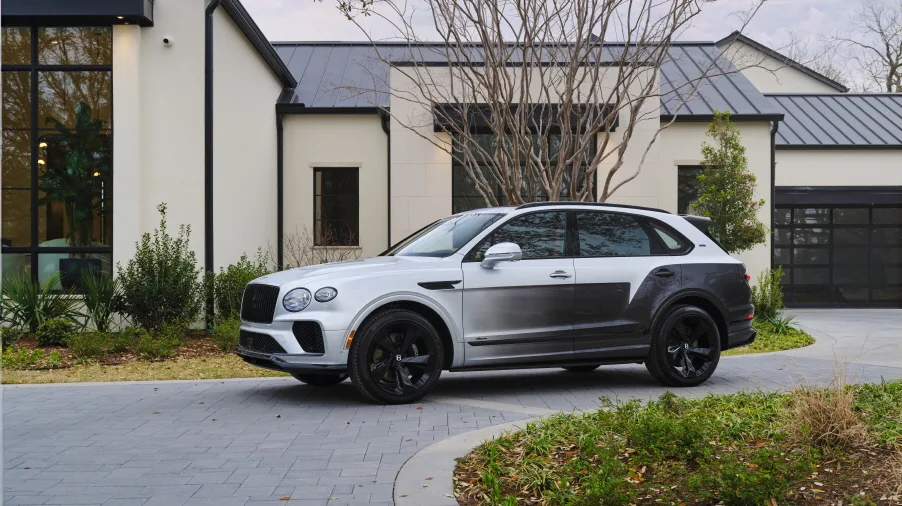 벤틀리 벤테이가 (The Victoris Bentaygas: new paint technology creates unique cars for charity)