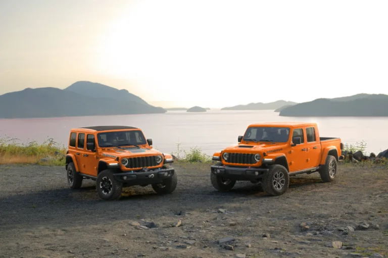지프 랭글러, 지프 글래디에이터 주스 컬러 (To mark 4x4 Day 2025, Jeep unveils its newest can’t miss exterior shade, Joose. The vibrant shade of orange is available to order now on both the iconic Jeep Wrangler and the industry's most capable midsize pickup, Jeep Gladiator. )