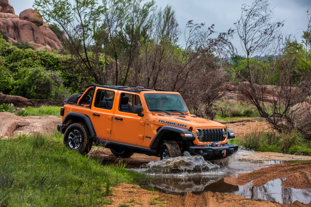 Jeep unveils exterior shade 'Joose' to mark 4x4 Day 1 지프 랭글러, 지프 글래디에이터 주스 컬러 (To mark 4x4 Day 2025, Jeep unveils its newest can’t miss exterior shade, Joose. The vibrant shade of orange is available to order now on both the iconic Jeep Wrangler and the industry's most capable midsize pickup, Jeep Gladiator. )