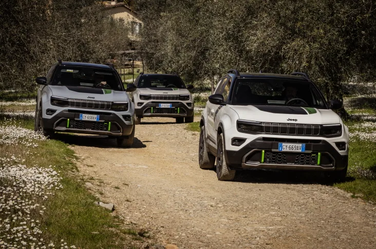 지프 어벤저 4xe 시승 (Jeep® Avenger 4xe debuts on road)