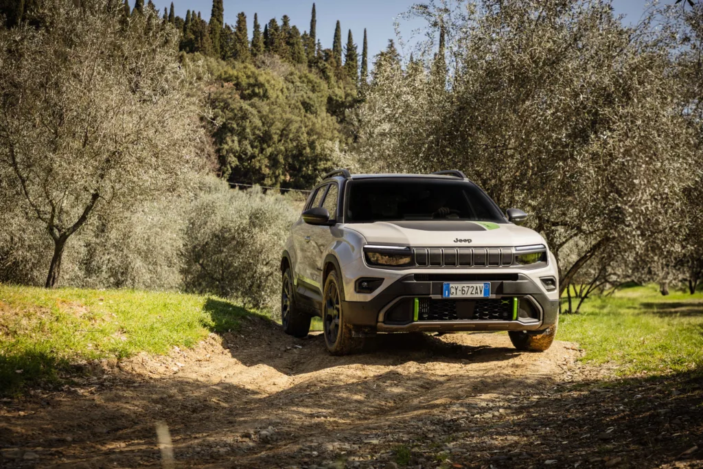 지프 어벤저 4xe 시승 (Jeep® Avenger 4xe debuts on road)