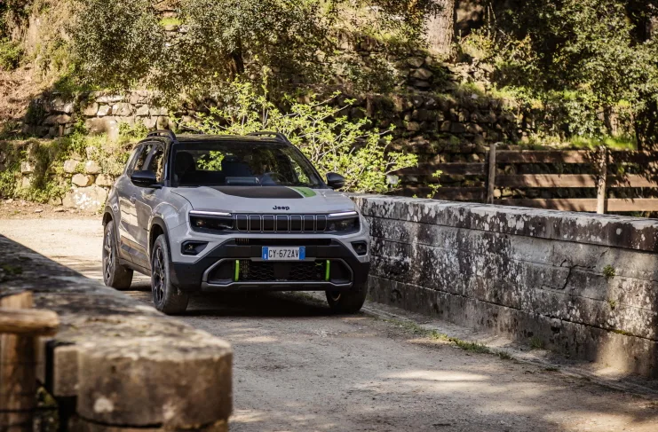 지프 어벤저 4xe 시승 (Jeep® Avenger 4xe debuts on road)