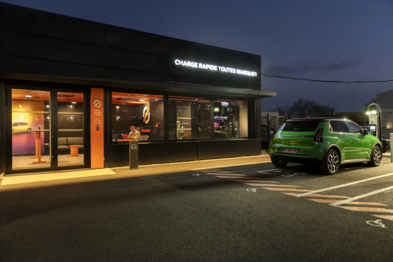 르노 모빌라이즈, 전기차 충전에 진심, 15분 충전에 400km 달린다(Mobilize Fast Charge redefines the ultra-fast charging experience for all)