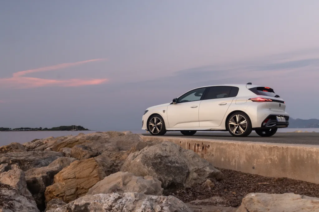 푸조 308 스마트 하이브리드 출시, 스타일에 48V 배터리까지 더했다 3 푸조 308 스마트 하이브리드(Peugeot 308 Smart Hybrid)