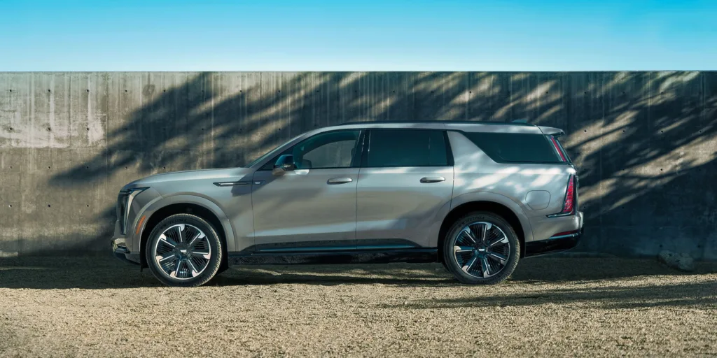 캐딜락 에스컬레이드 IQL 2026년형 모델 출시, 라인업 대폭 확장 4 캐딜락 에스컬레이드 IQL (Cadillac reveals the all-electric 2026 ESCALADE IQL)