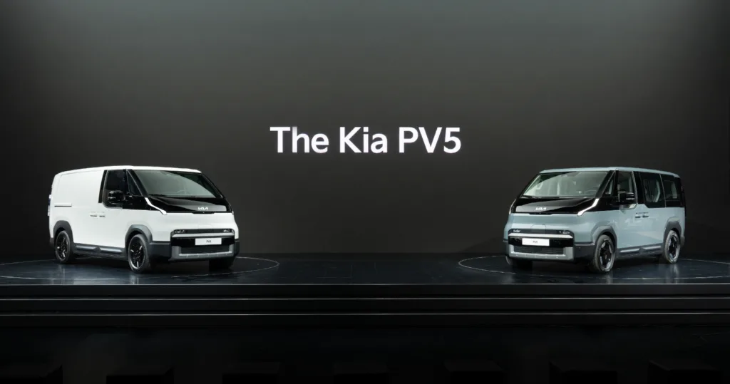기아 PV5, 원하는 모든 것을 만들어주는 다재다능 모빌리티 공개 1 '2025 서울모빌리티쇼' 기아관 'PBV 존'에 전시된 PV5 카고(왼쪽)와 패신저(오른쪽)