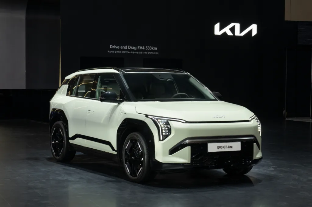 2025 서울모빌리티쇼' 기아관 'EV 라인업 존'에 전시된 EV3 GT-line