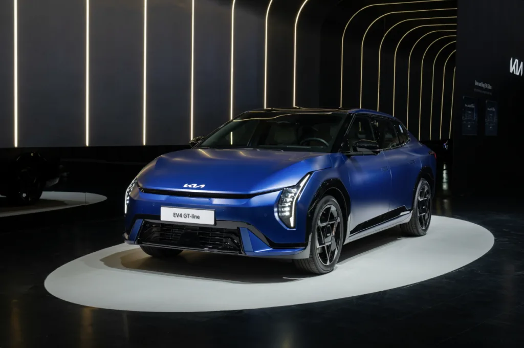 '2025 서울모빌리티쇼' 기아관 'EV 라인업 존'에 전시된 EV4 GT-line