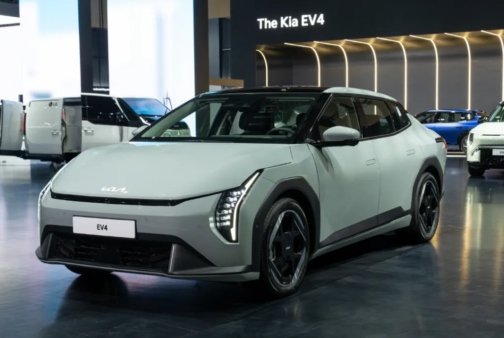 '2025 서울모빌리티쇼' 기아관 'EV 라인업 존'에 전시된 EV4