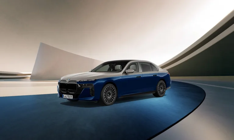 BMW 750e xDrive M 스포츠 프로 인디비주얼 투톤 모리셔스 블루 에디션