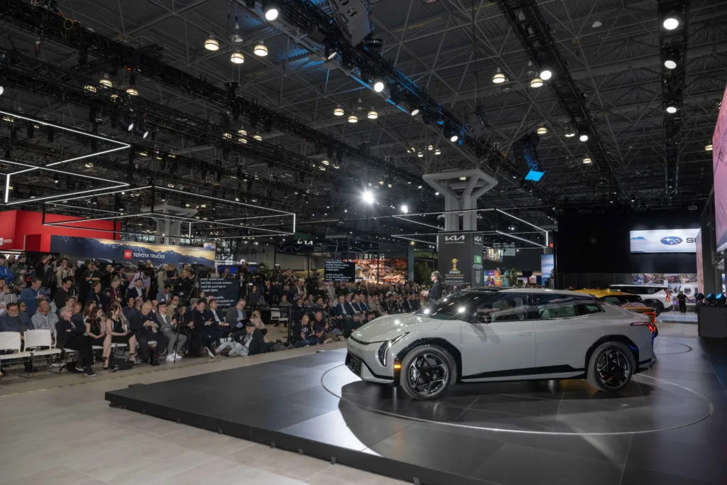 차세대 전기차 기아 EV4, '2025 뉴욕 국제 오토쇼'에서 북미 최초 공개 1 2025 뉴욕 국제 오토쇼 기아관 보도발표회 모습 EV4, K4 전시