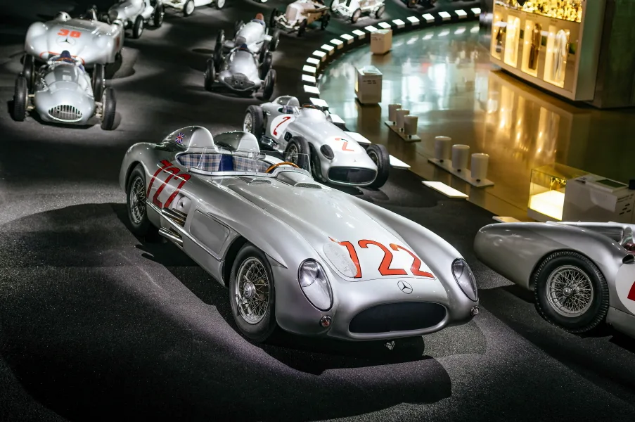 Mercedes-Benz 300 SLR “722” to a victory forever remembered 1 메르세데스 벤츠 박물관 특별 시리즈, 벤츠 300 SLR 722 (1 May 1955, 7:22 am: Start of the Mercedes-Benz 300 SLR “722” to a victory forever remembered)Mercedes-Benz Rennsportwagen 300 SLR (W 196 S) mit der Startnummer 722 im Mercedes-Benz Museum, Raum Mythos 7: Silberpfeile – Rennen und Rekorde. Gesamtaufnahme von rechts vorn in der Rennkurve. Foto: Thomas Niedermüller. (Fotosignatur der Mercedes-Benz Classic Archive: D851136) Mercedes-Benz 300 SLR racing sports car (W 196 S) with number 722 at the Mercedes-Benz Museum, Legend Room 7: Silver Arrows – Races and Records. Full image from the front right in the racing curve. Photo: Thomas Niedermüller. (Photo index number in the Mercedes-Benz Classic Archives: D851136)