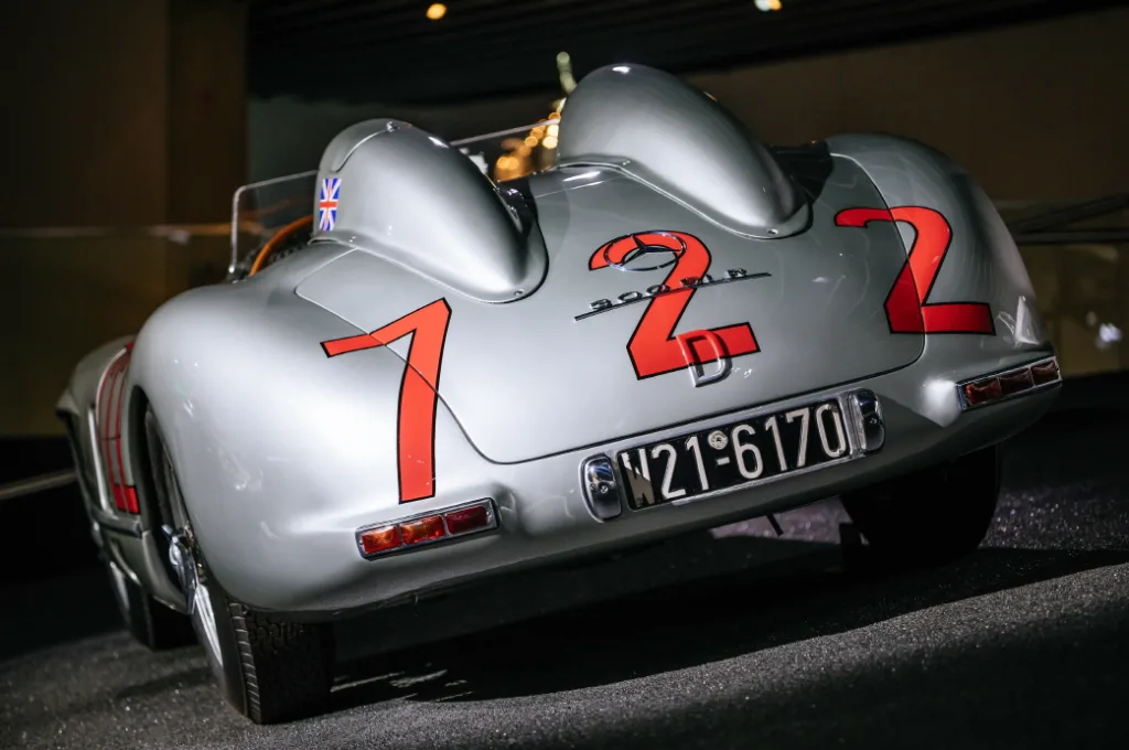 Mercedes-Benz 300 SLR “722” to a victory forever remembered 5 메르세데스 벤츠 박물관 특별 시리즈, 벤츠 300 SLR 722 (1 May 1955, 7:22 am: Start of the Mercedes-Benz 300 SLR “722” to a victory forever remembered) Mercedes-Benz Rennsportwagen 300 SLR (W 196 S) mit der Startnummer 722 im Mercedes-Benz Museum, Raum Mythos 7: Silberpfeile – Rennen und Rekorde. Gesamtaufnahme von hinten in der Rennkurve. Foto: Thomas Niedermüller. (Fotosignatur der Mercedes-Benz Classic Archive: D851170) Mercedes-Benz 300 SLR racing sports car (W 196 S) with number 722 at the Mercedes-Benz Museum, Legend Room 7: Silver Arrows – Races and Records. Full image from the rear in the racing curve. Photo: Thomas Niedermüller. (Photo index number in the Mercedes-Benz Classic Archives: D851170)