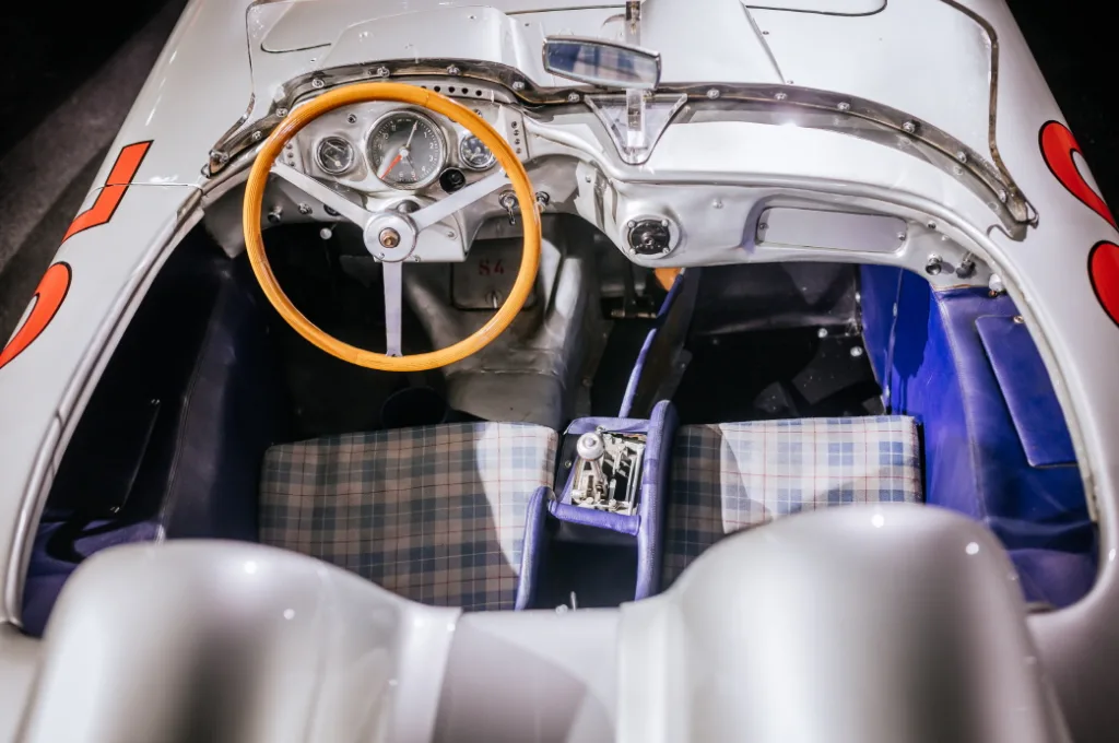 Mercedes-Benz 300 SLR “722” to a victory forever remembered 2 메르세데스 벤츠 박물관 특별 시리즈, 벤츠 300 SLR 722 (1 May 1955, 7:22 am: Start of the Mercedes-Benz 300 SLR “722” to a victory forever remembered) Mercedes-Benz Rennsportwagen 300 SLR (W 196 S) mit der Startnummer 722 im Mercedes-Benz Museum, Raum Mythos 7: Silberpfeile – Rennen und Rekorde. Detailaufnahme des Cockpits mit den unterschiedlich breiten Sitzen für Fahrer und Beifahrer von oben. Foto: Thomas Niedermüller. (Fotosignatur der Mercedes-Benz Classic Archive: D851132) Mercedes-Benz 300 SLR racing sports car (W 196 S) with number 722 at the Mercedes-Benz Museum, Legend Room 7: Silver Arrows – Races and Records. Close-up of the cockpit with seats of different widths for driver and co-driver from above. Photo: Thomas Niedermüller. (Photo index number in the Mercedes-Benz Classic Archives: D851132) D851132