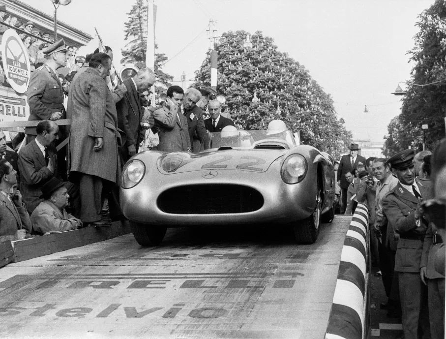 Mercedes-Benz 300 SLR “722” to a victory forever remembered 3 메르세데스 벤츠 박물관 특별 시리즈, 벤츠 300 SLR 722 (1 May 1955, 7:22 am: Start of the Mercedes-Benz 300 SLR “722” to a victory forever remembered) Mille Miglia, Brescia/Italien, 1. Mai 1955. Die späteren Sieger Stirling Moss/Denis Jenkinson (Startnummer 722) im Mercedes-Benz Rennsportwagen 300 SLR (W 196 S) auf der Startrampe. (Fotosignatur der Mercedes-Benz Classic Archive: R314) Mille Miglia (Brescia/Italy), 1 May 1955. Stirling Moss and Denis Jenkinson, the eventual overall winners, on the starting ramp in the Mercedes-Benz 300 SLR racing car (W 196 S) with number 722. (Photo index number in the Mercedes-Benz Classic Archives: R314)