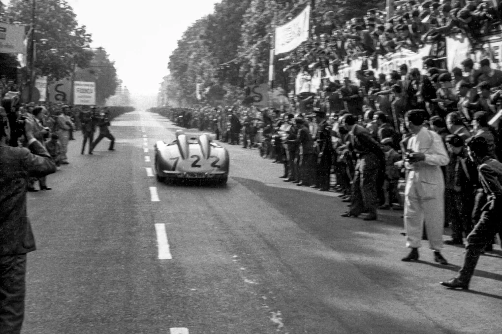 메르세데스 벤츠 박물관 특별 시리즈, 벤츠 300 SLR 722 (1 May 1955, 7:22 am: Start of the Mercedes-Benz 300 SLR “722” to a victory forever remembered) Mille Miglia, Brescia/Italien, 1. Mai 1955. Die späteren Sieger Stirling Moss/Denis Jenkinson (Startnummer 722) im Mercedes-Benz Rennsportwagen 300 SLR (W 196 S) kurz nach dem Start in Brescia. (Fotosignatur der Mercedes-Benz Classic Archive: 55051-12) Mille Miglia (Brescia/Italy), 1 May 1955. Eventual winners Stirling Moss/Denis Jenkinson (number 722) in the Mercedes-Benz 300 SLR (W 196 S) racing sports car shortly after the start in Brescia. (Photo index number in the Mercedes-Benz Classic Archives: 55051-12)
