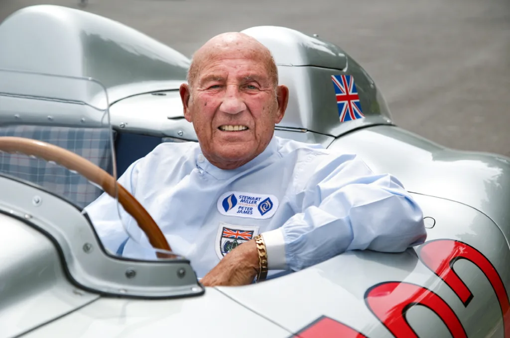 Mercedes-Benz 300 SLR “722” to a victory forever remembered 6 메르세데스 벤츠 박물관 특별 시리즈, 벤츠 300 SLR 722 (1 May 1955, 7:22 am: Start of the Mercedes-Benz 300 SLR “722” to a victory forever remembered) Mercedes-Benz Classic Markenbotschafter Sir Stirling Moss im Mercedes-Benz Rennsportwagen 300 SLR (W 196 S) mit der Startnummer 722 der Mille Miglia 1955. Foto von der Mercedes-Benz Classic Insight „Erfolgsgeschichten 1955“ in Italien vom 22. bis 24. April 2015. Foto: Hans-Dieter Seufert. (Fotosignatur der Mercedes-Benz Classic Archive: D150938) Mercedes-Benz Classic brand ambassador Sir Stirling Moss in the Mercedes-Benz 300 SLR (W 196 S) racing sports car with number 722 from the 1955 Mille Miglia. Photo from the Mercedes-Benz Classic Insight “Success Stories 1955” in Italy from 22 to 24 April 2015. Photo: Hans-Dieter Seufert. (Photo index number in the Mercedes-Benz Classic Archives: D150938)