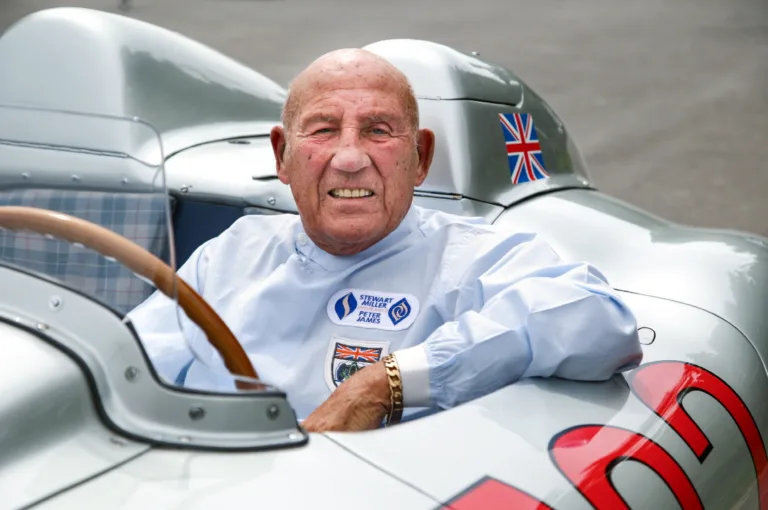 메르세데스 벤츠 박물관 특별 시리즈, 벤츠 300 SLR 722 (1 May 1955, 7:22 am: Start of the Mercedes-Benz 300 SLR “722” to a victory forever remembered) Mercedes-Benz Classic Markenbotschafter Sir Stirling Moss im Mercedes-Benz Rennsportwagen 300 SLR (W 196 S) mit der Startnummer 722 der Mille Miglia 1955. Foto von der Mercedes-Benz Classic Insight „Erfolgsgeschichten 1955“ in Italien vom 22. bis 24. April 2015. Foto: Hans-Dieter Seufert. (Fotosignatur der Mercedes-Benz Classic Archive: D150938) Mercedes-Benz Classic brand ambassador Sir Stirling Moss in the Mercedes-Benz 300 SLR (W 196 S) racing sports car with number 722 from the 1955 Mille Miglia. Photo from the Mercedes-Benz Classic Insight “Success Stories 1955” in Italy from 22 to 24 April 2015. Photo: Hans-Dieter Seufert. (Photo index number in the Mercedes-Benz Classic Archives: D150938)