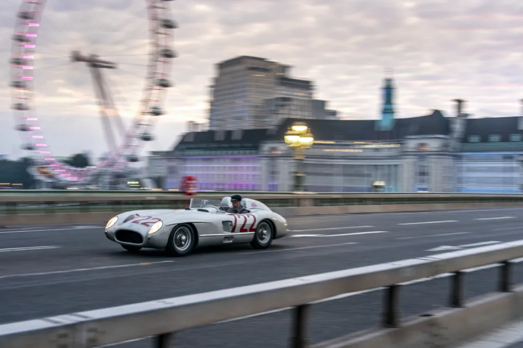 Mercedes-Benz 300 SLR “722” to a victory forever remembered 4 메르세데스 벤츠 박물관 특별 시리즈, 벤츠 300 SLR 722 (1 May 1955, 7:22 am: Start of the Mercedes-Benz 300 SLR “722” to a victory forever remembered) Mercedes-Benz 300 SLR „722“ (W 196 S). Dreharbeiten für den Kurzfilm „The Last Blast“, Ende September 2021. Mit der einzigartigen Fahrt mitten durch London ehrt Mercedes-Benz Classic das Leben von Sir Stirling Moss, der am 12. April 2020 im Alter von 90 Jahren verstorben ist. Mit diesem originalen Fahrzeug haben der Rennfahrer und sein Beifahrer Denis Jenkinson die Mille Miglia 1955 gewonnen. Fahraufnahme auf der Westminster Bridge mit dem Riesenrad „London Eye“ im Hintergrund. (Fotosignatur der Mercedes-Benz Classic Archive: D769159) Mercedes-Benz 300 SLR “722” (W 196 S). Filming of the short film “The Last Blast”, end of September 2021. Mercedes-Benz Classic honoured the life of Sir Stirling Moss, who died on 12 April 2020 at the age of 90, with this unique drive through the centre of London. It was with this vehicle that the racing driver and his co-driver Denis Jenkinson won the 1955 Mille Miglia. Action shot on Westminster Bridge with the “London Eye” Ferris wheel in the background. (Photo index number in the Mercedes-Benz Classic Archives: D769159)
