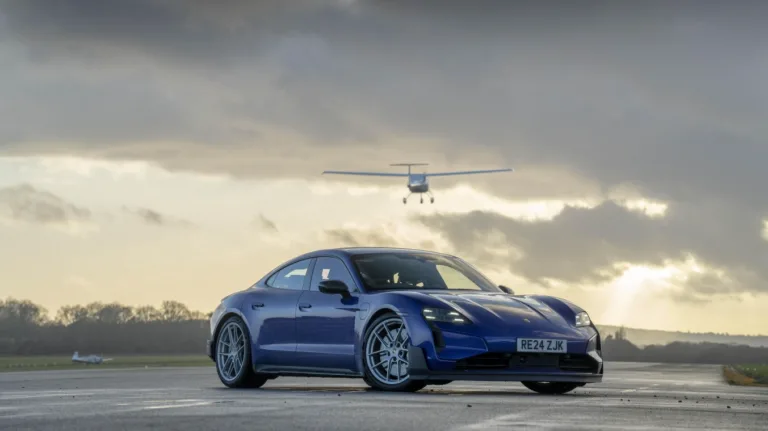 포르쉐 타이칸 터보 GT와 전기 비행기 대결, Land vs air – racing the Porsche Taycan Turbo GT against an electric plane