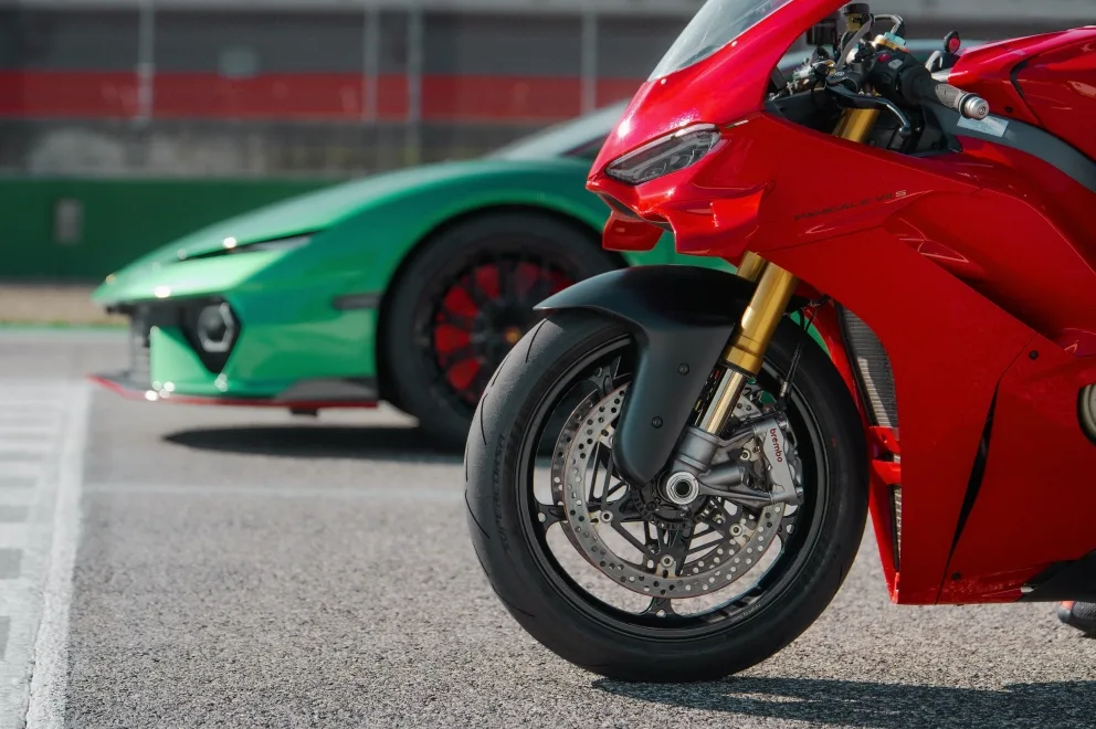 Lamborghini Temerario VS Ducati Panigale V4: a challenge down to the wire
