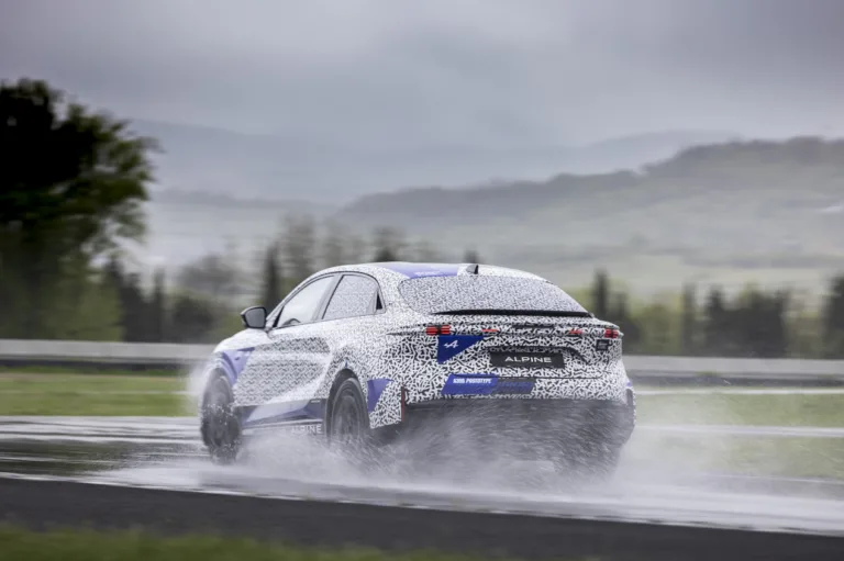 알핀 A390 파이널 테스트 스파이샷 (A390: final handling tests for Alpine's sport fastback)