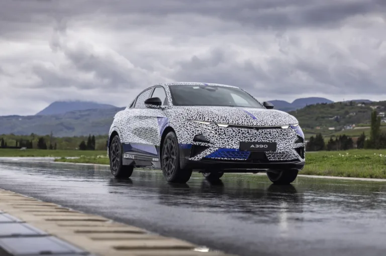 알핀 A390 파이널 테스트 스파이샷 (A390: final handling tests for Alpine's sport fastback)