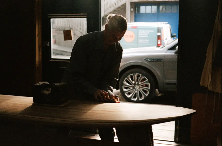 Bentley unveils a bespoke surfboard in April 4 벤틀리 벤테이가와 서퍼보드 (Bentley Motors unveils a bespoke surfboard in collaboration with Marnie Rays and Otter Surfboards