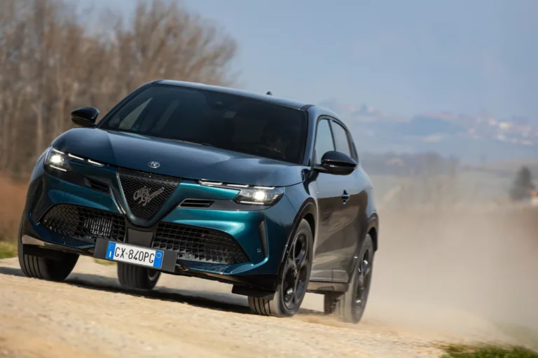 알파 로메오 주니어 이브리다 Q4 (Alfa Romeo unveils details of innovative Q4 system, the project based on efficiency)