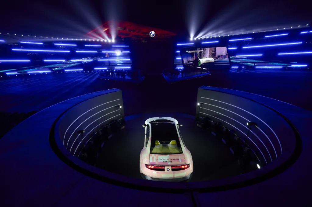 BMW 비전 드라이빙 익스피리언스 상하이 모터쇼 (Driving experience in a class of its own: BMW Vision Driving Experience shines in Shanghai with spectacular manoeuvres and gleaming paintwork.)