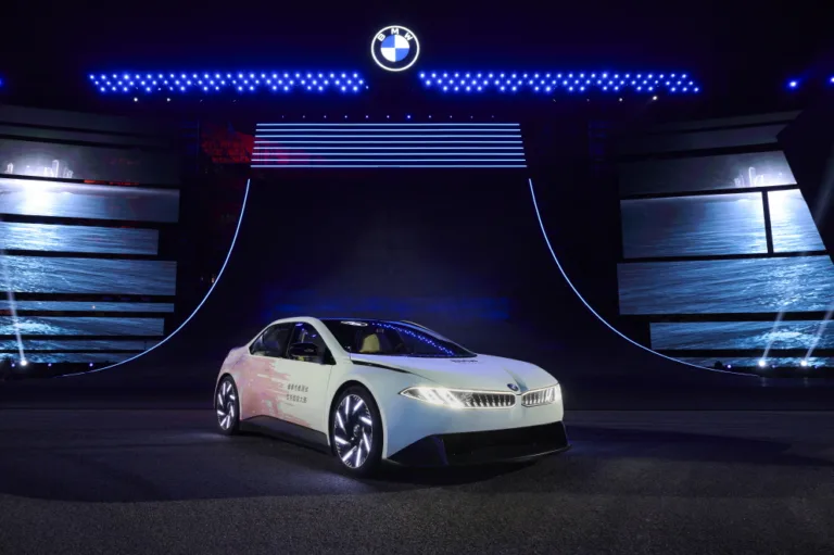BMW 비전 드라이빙 익스피리언스 상하이 모터쇼 (Driving experience in a class of its own: BMW Vision Driving Experience shines in Shanghai with spectacular manoeuvres and gleaming paintwork.)
