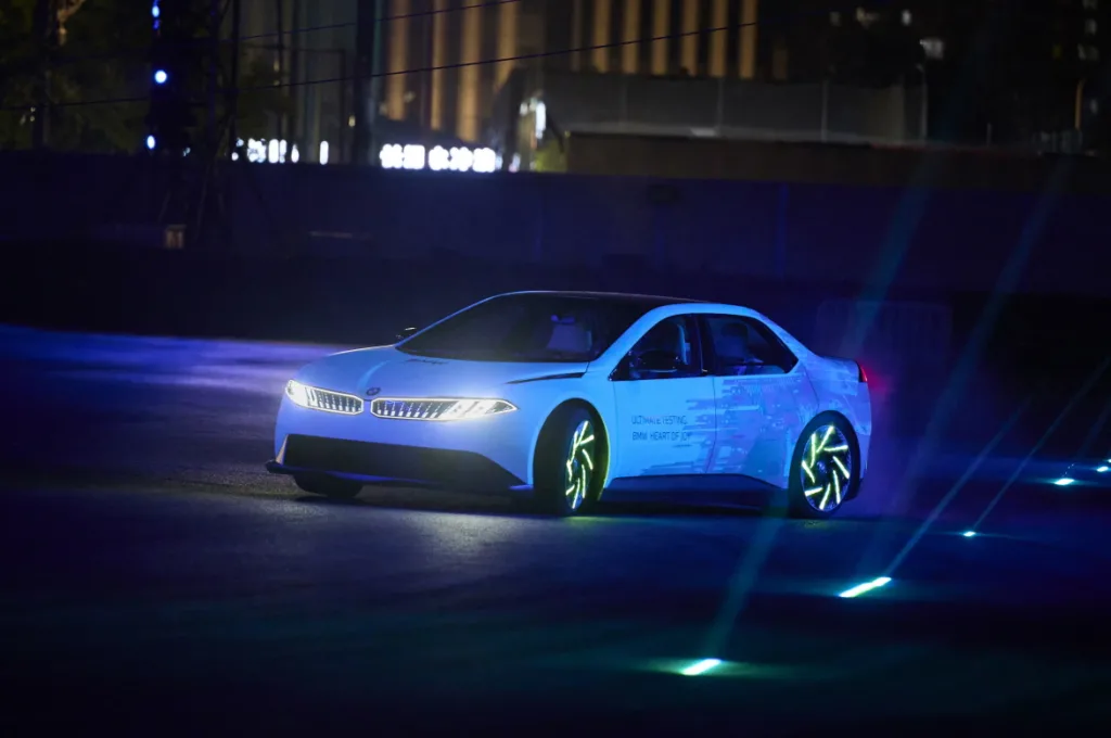 BMW Vision Driving Experience shines in 2025 Shanghai autoshow 1 BMW 비전 드라이빙 익스피리언스 상하이 모터쇼 (Driving experience in a class of its own: BMW Vision Driving Experience shines in Shanghai with spectacular manoeuvres and gleaming paintwork.)