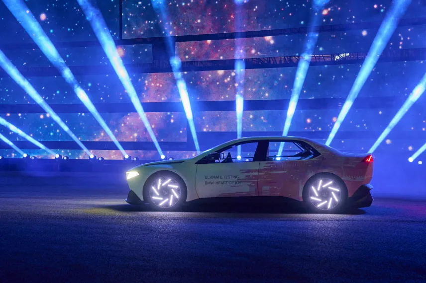 BMW 비전 드라이빙 익스피리언스 상하이 모터쇼 (Driving experience in a class of its own: BMW Vision Driving Experience shines in Shanghai with spectacular manoeuvres and gleaming paintwork.)