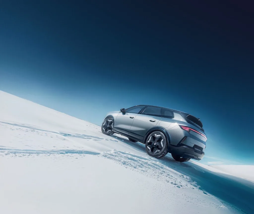 CONQUERING NEW TERRAIN: INTRODUCING THE VAUXHALL GRANDLAND ELECTRIC AWD