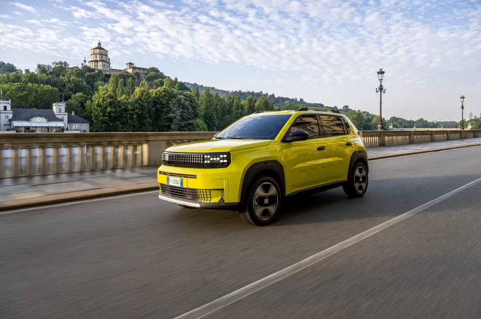 피아트 그랜드 판다, Fiat Grande Panda, In the EU30 market for May, Stellantis strengthens its leadership in hybrid car sales and commercial vehicles. The positive trend in order intake continues
