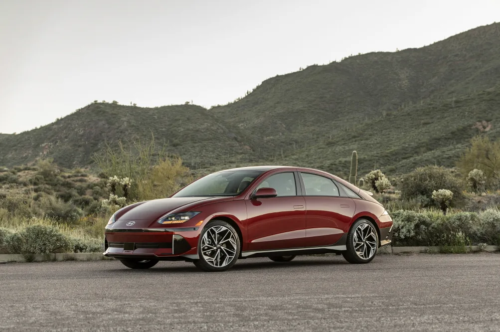 현대차 미국 블루링크 앱을 장착한 아이오닉 6, IONIQ 6,  Hyundai Named Top Mass-Market Brand in the J.D. Power 2025 U.S. OEM EV App Report for Second Year in a Row