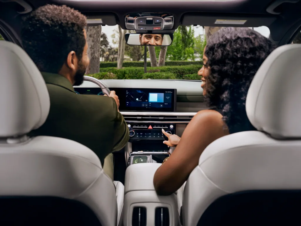 현대차 투싼 하이브리드 미국 광고, Hyundai's "He Got Money" Campaign Showcases How the 2025 Tucson Hybrid Turns Savings into Life's Little Luxuries